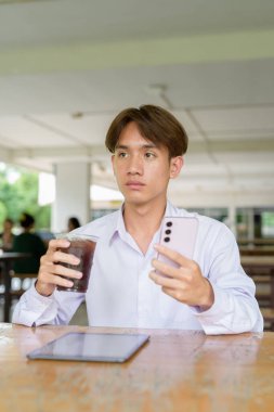 Üniversite kampüsünde Asyalı olmayan ikili üniversite öğrencisi