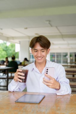 Üniversite kampüsünde Asyalı olmayan ikili üniversite öğrencisi