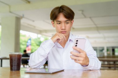 Üniversite kampüsünde Asyalı olmayan ikili üniversite öğrencisi