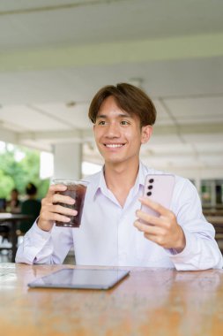 Üniversite kampüsünde Asyalı olmayan ikili üniversite öğrencisi