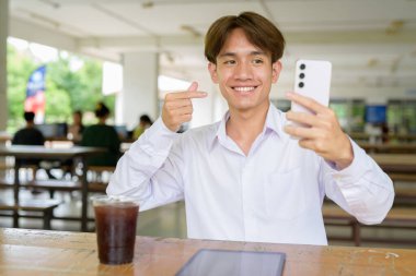 Üniversite kampüsünde Asyalı olmayan ikili üniversite öğrencisi