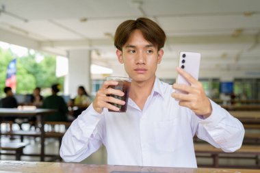 Üniversite kampüsünde Asyalı olmayan ikili üniversite öğrencisi