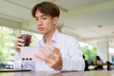 Üniversite kampüsünde Asyalı olmayan ikili üniversite öğrencisi