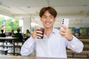 Üniversite kampüsünde Asyalı olmayan ikili üniversite öğrencisi