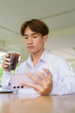 Üniversite kampüsünde Asyalı olmayan ikili üniversite öğrencisi