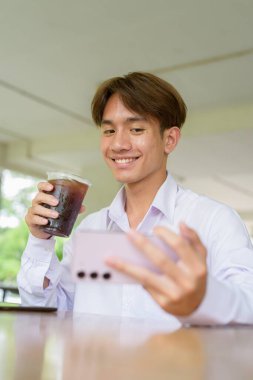 Üniversite kampüsünde Asyalı olmayan ikili üniversite öğrencisi