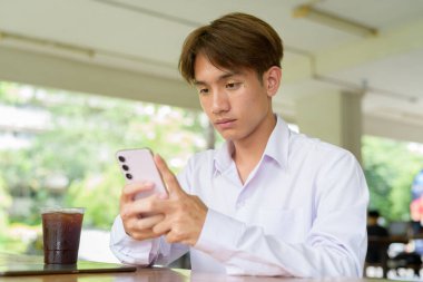 Üniversite kampüsünde Asyalı olmayan ikili üniversite öğrencisi