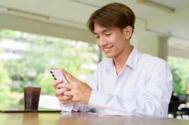 Üniversite kampüsünde Asyalı olmayan ikili üniversite öğrencisi