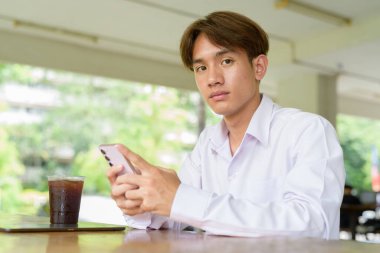 Üniversite kampüsünde Asyalı olmayan ikili üniversite öğrencisi