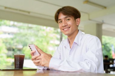 Üniversite kampüsünde Asyalı olmayan ikili üniversite öğrencisi