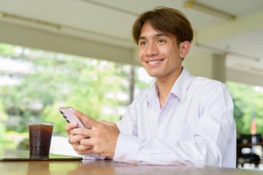 Üniversite kampüsünde Asyalı olmayan ikili üniversite öğrencisi