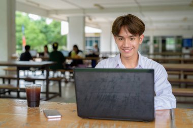 Üniversite kampüsünde Asyalı olmayan ikili üniversite öğrencisi