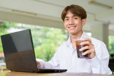 Üniversite kampüsünde Asyalı olmayan ikili üniversite öğrencisi