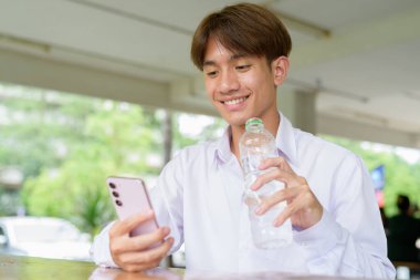 Üniversite kampüsünde Asyalı olmayan ikili üniversite öğrencisi