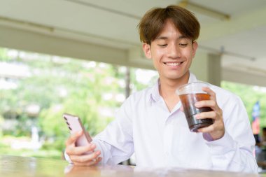 Üniversite kampüsünde Asyalı olmayan ikili üniversite öğrencisi