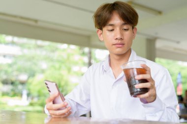 Üniversite kampüsünde Asyalı olmayan ikili üniversite öğrencisi