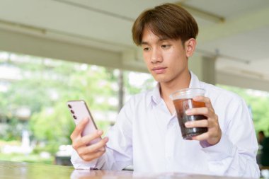 Üniversite kampüsünde Asyalı olmayan ikili üniversite öğrencisi