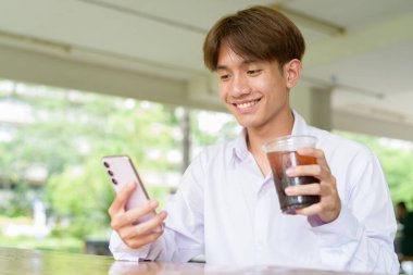 Üniversite kampüsünde Asyalı olmayan ikili üniversite öğrencisi