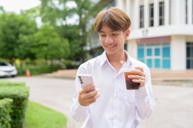 Üniversite kampüsünde Asyalı olmayan ikili üniversite öğrencisi