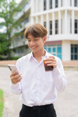 Üniversite kampüsünde Asyalı olmayan ikili üniversite öğrencisi
