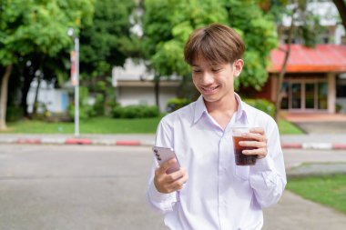 Üniversite kampüsünde Asyalı olmayan ikili üniversite öğrencisi