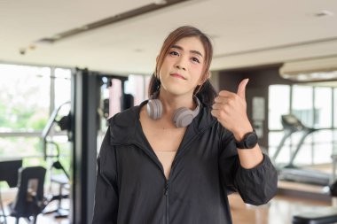 Spor salonunda sağlıklı yaşam tarzı eğitimi alan çekici Asyalı transseksüel kadın.