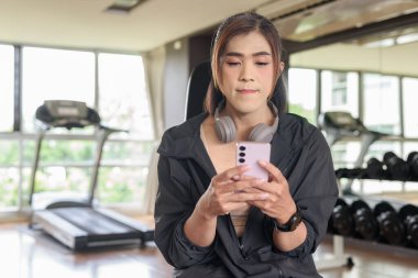 Spor salonunda sağlıklı yaşam tarzı eğitimi alan çekici Asyalı transseksüel kadın.