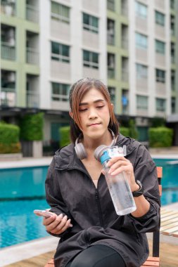 Olgun bir travesti kadın, havuz kenarında dinlenirken, sağlıkla ilgili rahatlama ortamında.