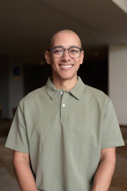 40 'lı yaşlarda Latin bir adam otel kafesinde ya da barda modern iç mimari ile poz veriyor. Vesikalık, zarif iş-gündelik görünüş, rahat tavır, güven ve yakışıklı olgun erkeklik üzerine odaklanmış..