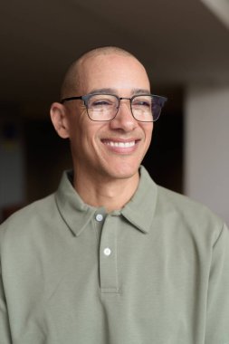 40 'lı yaşlarda Latin bir adam otel kafesinde ya da barda modern iç mimari ile poz veriyor. Vesikalık, zarif iş-gündelik görünüş, rahat tavır, güven ve yakışıklı olgun erkeklik üzerine odaklanmış..