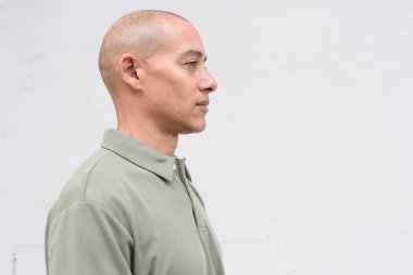 40 'larında kel saçlı, beyaz arka planda, stüdyoda güven içinde poz veren yetişkin bir Latin. İş, eğitim, sağlık veya reklam kullanımı için çok yönlü bir imaj. Kopyalama alanını temizle.