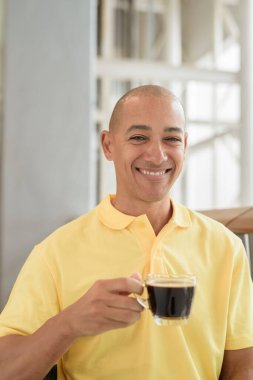 Gündüzleri kahve molası verirken şık bir kafede oturan kendinden emin, kel bir İtalyan. Modern yaşam tarzı ve iş konsepti.