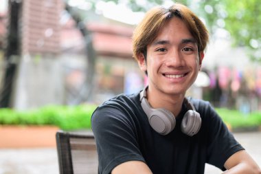 Modern yaşam tarzı fotoğrafçılığı için poz veren Taylandlı genç bir adamın portresi. Çeşitli kavramlar ve kullanımlar için kendine güvenen, rahat ve otantik görünüm