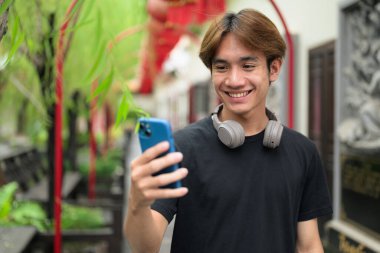 Yaz boyunca geleneksel Asya Zen bahçesinde Taylandlı genç bir adam. Çeşitli kavramlar ve kullanımlar için kendine güvenen, rahat ve otantik görünüm