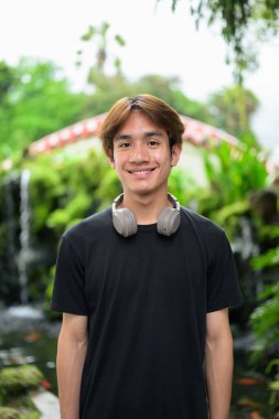 Yaz boyunca geleneksel Asya Zen bahçesinde Taylandlı genç bir adam. Çeşitli kavramlar ve kullanımlar için kendine güvenen, rahat ve otantik görünüm