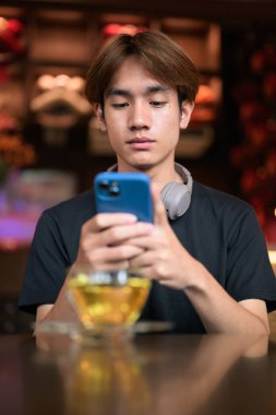 Modern yaşam tarzı fotoğrafçılığı için poz veren Taylandlı genç bir adamın portresi. Çeşitli kavramlar ve kullanımlar için kendine güvenen, rahat ve otantik görünüm