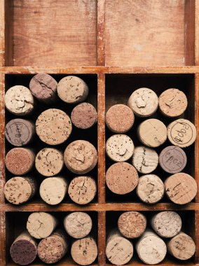 Şişe mantarı arka plan ya da başlık olarak kullanılan ahşap bir kutuda, şarap konsepti