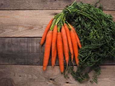 Metin için yer bir rustik ahşap masada taze organik havuç