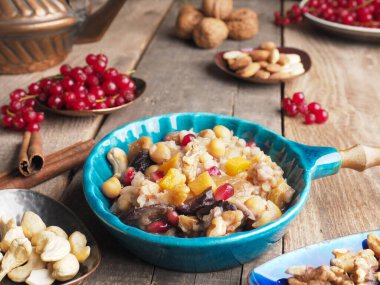 Lezzetli Nuh 'un kayık pudingi kremik bir kasede, sade ahşap bir masada sağlıklı müsli, taze ve organik gıda konsepti