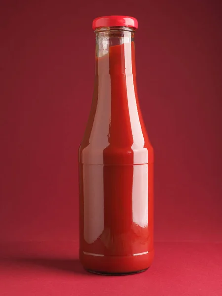 Bouteille Ketchup Bio Sur Fond Rouge — Photo