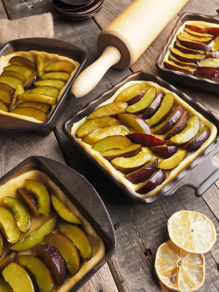 Pflaumenkuchen Zum Backen Auf Einem Rustikalen Küchentisch Aus Holz Bio — Stockfoto