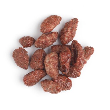 Beyaz arka planda kavrulmuş badem, mevsimlik tatlı yiyecekler, Noel atıştırmalıkları.