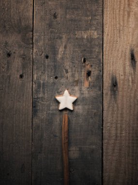 Ahşap arka planda tarçın yıldızı kurabiyesi, Noel fırını ya da mevsimlik pasta