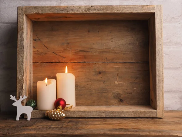 在一个装有圣诞装饰和文字空间的木箱里 白色的降临蜡烛 — 图库照片