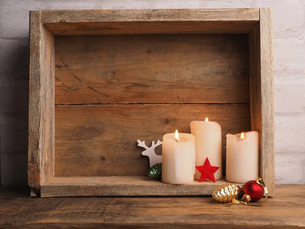 Velas Brancas Advento Uma Caixa Madeira Com Decoração Natal Espaço — Fotografia de Stock