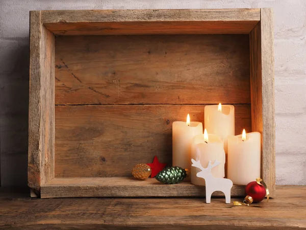 Bílé Adventní Svíčky Dřevěné Krabici Vánoční Výzdobou Prostorem Pro Text — Stock fotografie