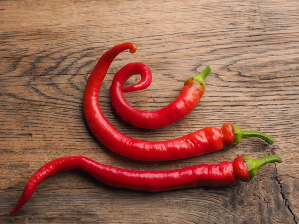Három Ízletes Bio Chili Paprika Egy Rusztikus Asztalon Egészséges Ételek — Stock Fotó