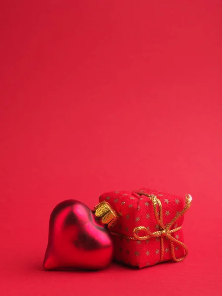 Вінтажна Різдвяна Валіза Формі Серця Червоному Тлі Пробілом Вашого Тексту — стокове фото
