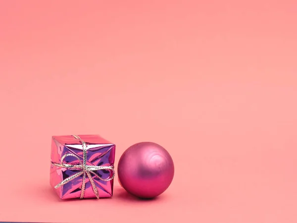 Рожева Подарункова Коробка Різдвяною Валізою Рожевому Фоні Пробілом Вашого Тексту — стокове фото