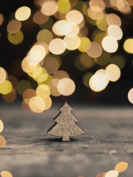 Мала Дерев Яна Форма Дерева Розмитими Різдвяними Вогнями Традиційним Фоном — стокове фото